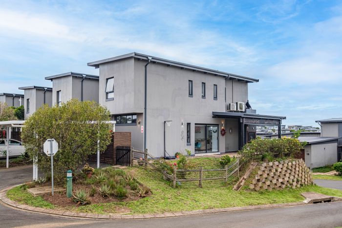 For Sale: Apartment in Palm Lakes Estate with clubhouse, pools, and 24-hour security.