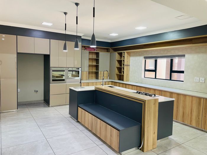 Lakefield House To Rent: 4 Bedrooms, spacious living, yard, double garage, storage.