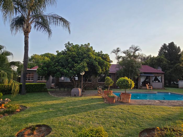 For Sale: Spacious 4-Bed House with Pool, Flatlet, and Golf Course Access in Mooinooi Central.