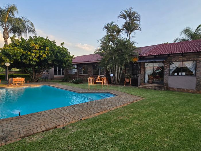 For Sale: Spacious 4-bedroom house with pool, flatlet, and golf course access in Mooinooi Central.