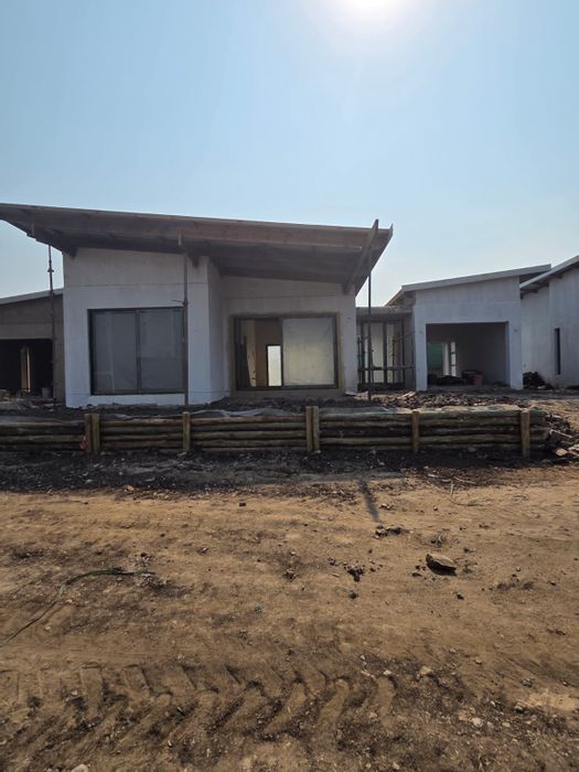 Townhouse For Sale in Palm Lakes Estate: No Transfer Duty, Pet-Friendly, Clubhouse Access.