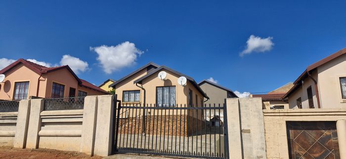 For Sale: House in Mahube Valley with 3 bedrooms, security, and nearby amenities.