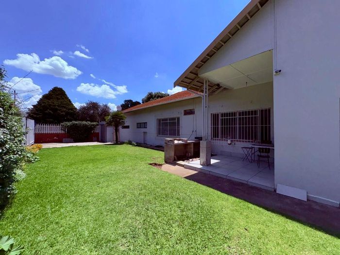 Versatile Brakpan Central house for sale with flatlet, pool, and spacious yard.