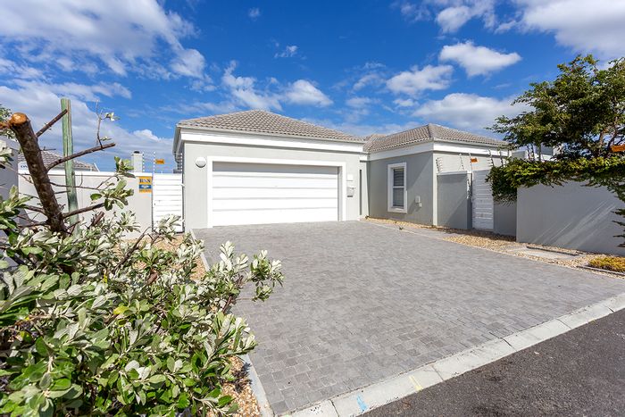 House To Rent in Sunningdale: 3 beds, garden, braai area, potential pool.