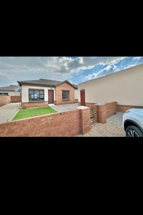 Townhouse To Rent in Witbank Ext 10: 3 Bedrooms, secure estate, double garage.