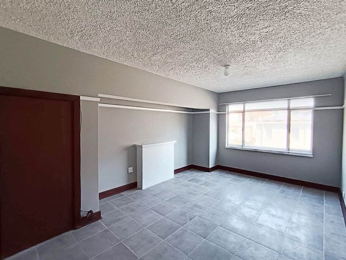 Gqeberha Central Apartment For Sale: 1 bedroom, bath, lounge, kitchen, 67 m².