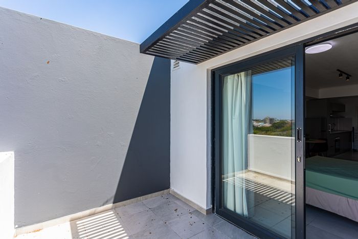 Mowbray Apartment To Rent: 1 bed, secure parking, balcony, near UCT and amenities.