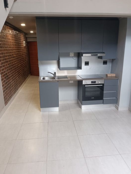 Umhlanga Ridge Apartment To Rent: 2 beds, rooftop pool, secure parking, fibre-ready.