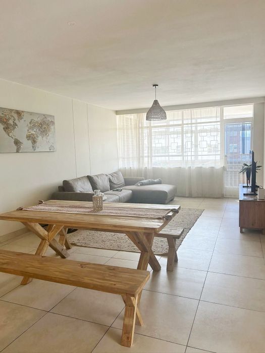 Furnished 2-bedroom apartment in Humewood, close to beaches and amenities. To Rent.