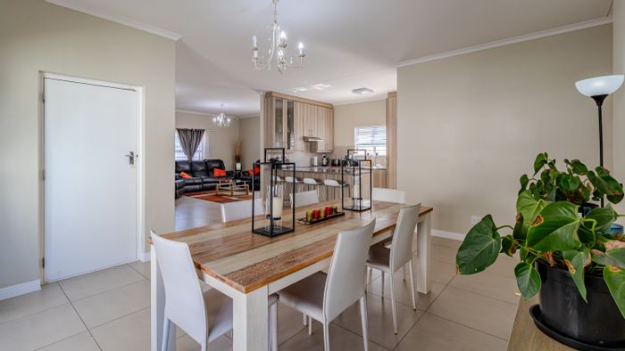 House To Rent in Sunningdale: 3 bedrooms, study, garden, pet-friendly, double garage.