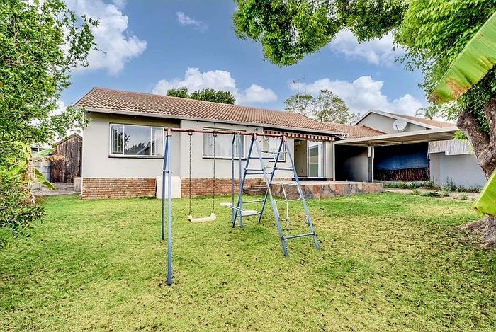Northwold Townhouse For Sale: 3 bedrooms, communal pool, garage, and garden views.