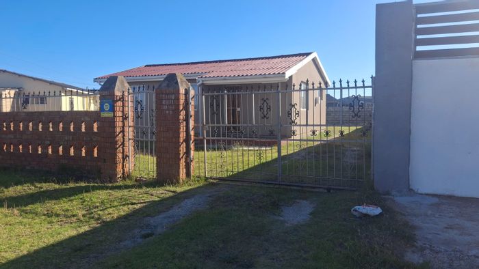 For Sale: 3-Bedroom House in Kwaford with garden, parking, and extension potential.