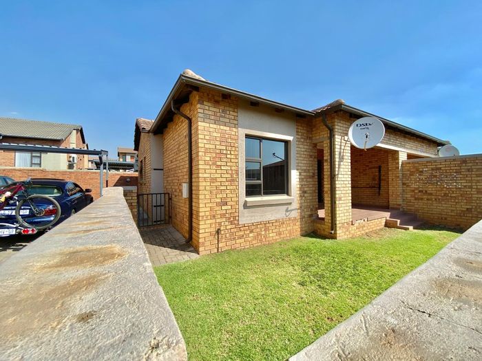 Wilgeheuwel Townhouse For Sale: 2 beds, 2 baths, private garden, close to amenities.