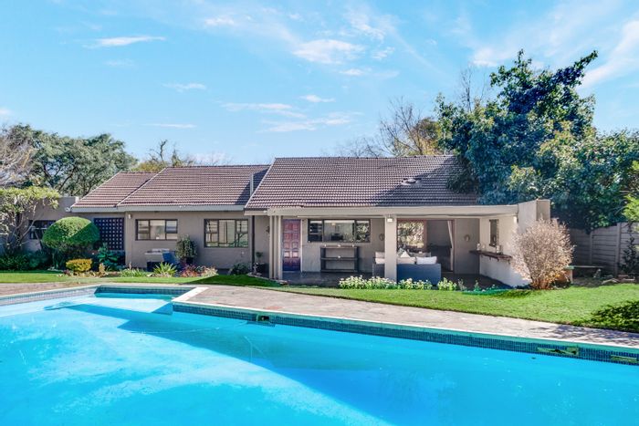 Ruiterhof House To Rent: 4 bedrooms, pool, cricket net, double garage, solar energy.