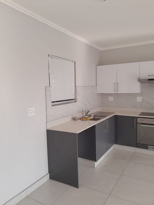 Umhlanga Ridge Apartment To Rent: 2 beds, 2 baths, balcony, secure complex.