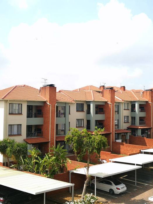 2-Bedroom Apartment To Rent in Greenstone Hill with gym, pool, and security.