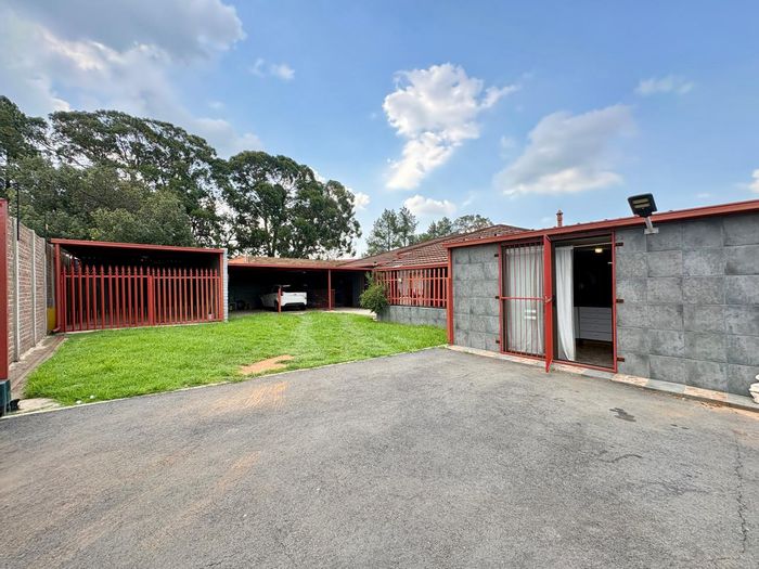 For Sale: Spacious Brenthurst house with flatlet, pool, and ample parking.