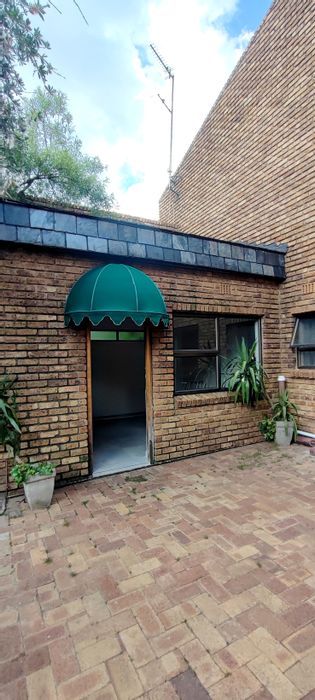 Cottage To Rent in Bedfordview Central: 1 Bedroom, pool access, utilities included.