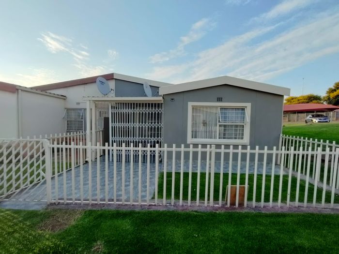 3-Bedroom Apartment To Rent in Ridgeway with Enclosed Garden and Secure Parking.