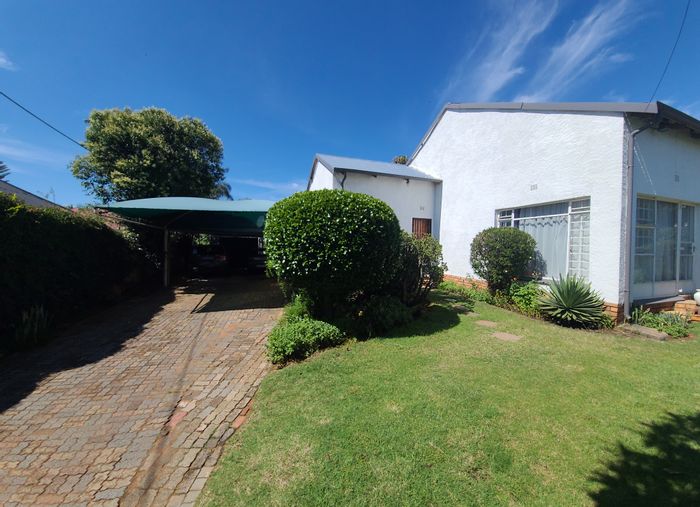 Cottage to rent in Sydenham: 1 bed, open kitchen, prepaid utilities. No pets.