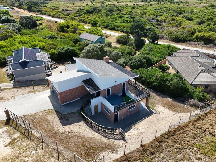 For Sale: House in Paradise Beach with 3 bedrooms, patio, and beach access.