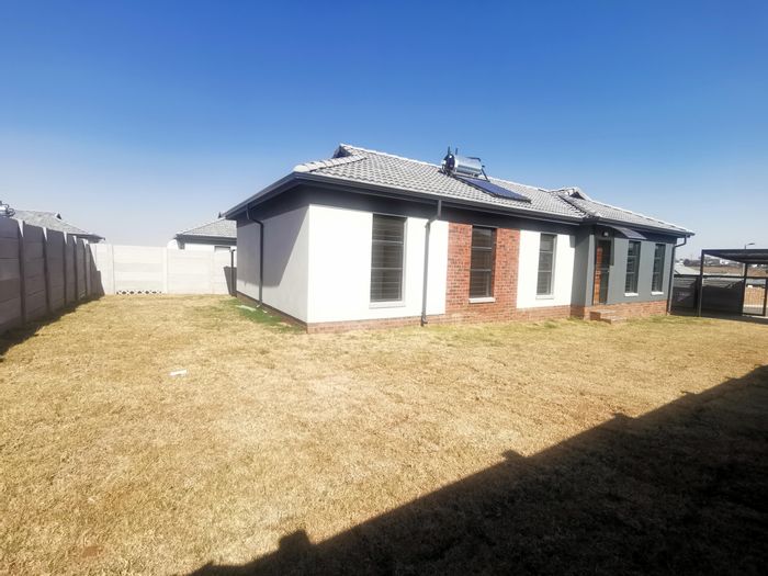 For Sale: House in Witpoortjie with 3 bedrooms, study, private yard, and parking.