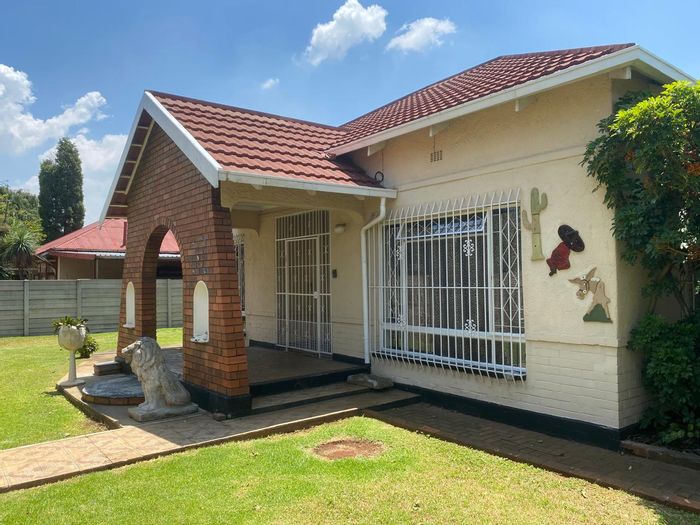 For Sale: Spacious 3-Bedroom House in Brakpan Central with Double Garage and Versatile Layout.