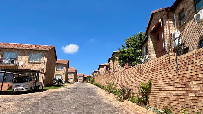 Northgate Apartment For Sale: 2 Bedrooms, communal garden, near shopping and schools.