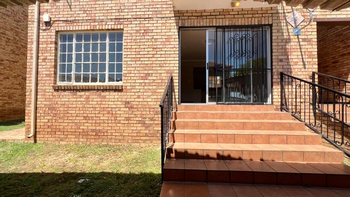 Northgate Apartment To Rent: 2 Bedrooms, communal garden, near shopping and schools.