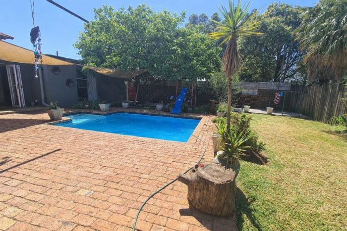 Anzac House For Sale: 3 beds, pool, flatlet, spacious yard, ideal for families.