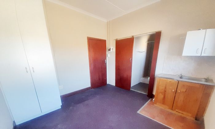 To Rent: Apartment in Sidwell, unfurnished studio with kitchenette and street parking.