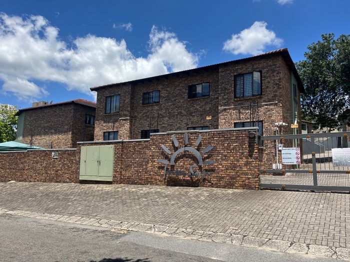 2-Bedroom Apartment in Sonheuwel To Rent with Carport and Living Area.