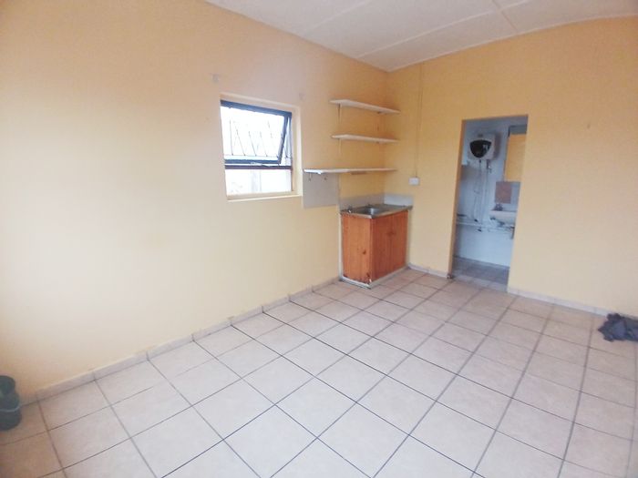 To Rent: Apartment in Sidwell, unfurnished studio, kitchenette, close to amenities.