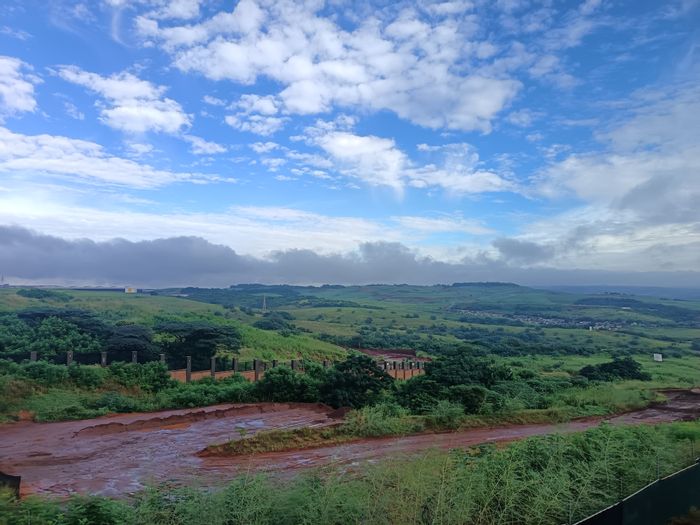 Izinga Apartment For Sale: 2 beds, balcony, 24-hour security, gym, pool.