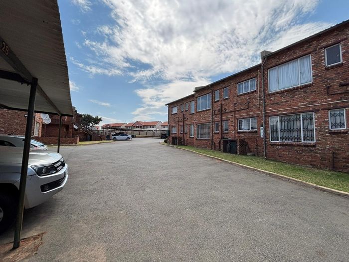 Groblerpark Apartment For Sale: 2 Bedrooms, secure parking, communal braai area.
