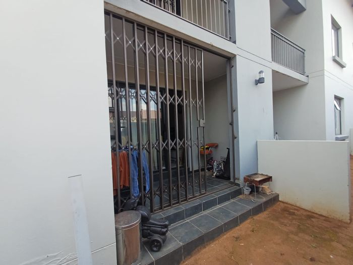 Witpoortjie Apartment For Sale: 2 Bedrooms, 24-hour security, open-plan living.
