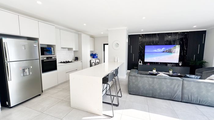 House To Rent in Sandown: 3 bedrooms, pool, inverter, security, park access.