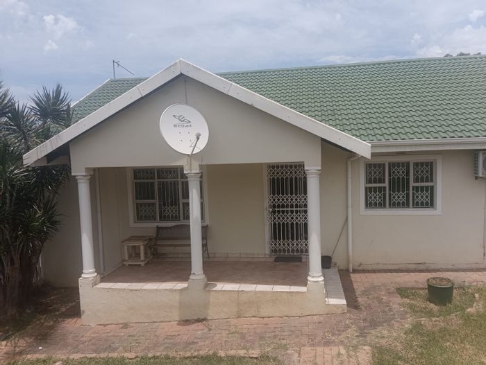 House to Rent in Broadlands: 3 bedrooms, double garage, large garden, scenic balcony.