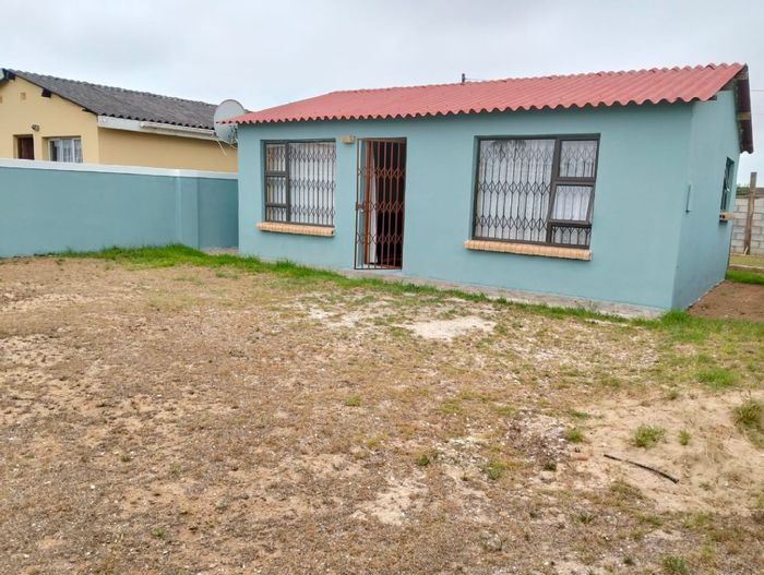 For Sale: 2-bedroom house in Motherwell Nu 7 with lounge, dining, and parking.