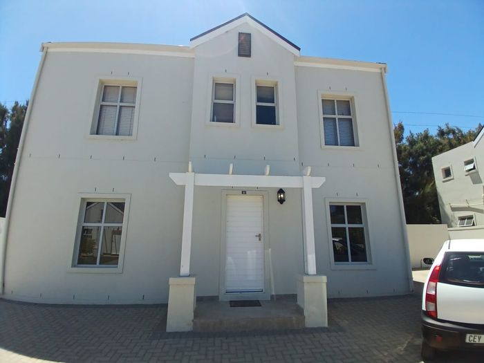 House to Rent in Tweespruit Estate: 3 en suite rooms, WiFi, braai area.