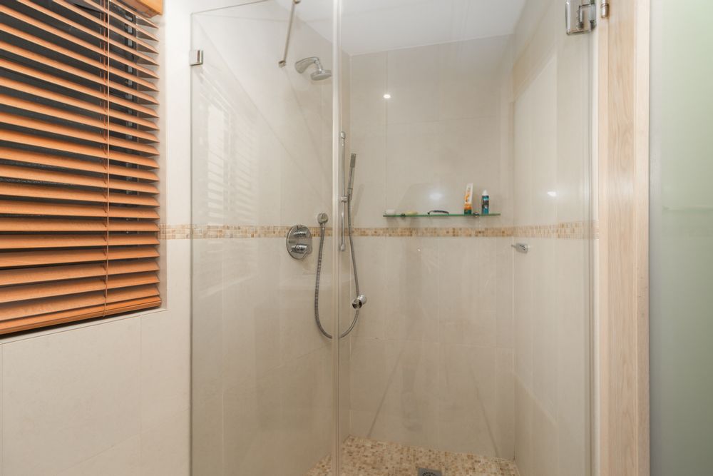 Shower 1st guest room