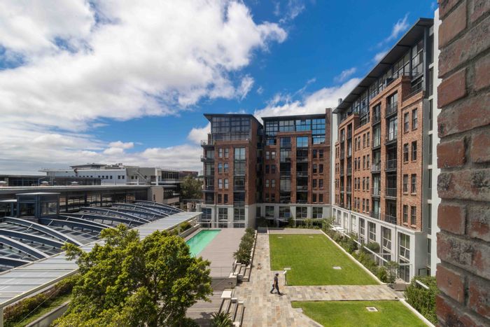 Apartment To Rent in Gardens: 2 bedrooms, gym access, pool, pet-friendly.