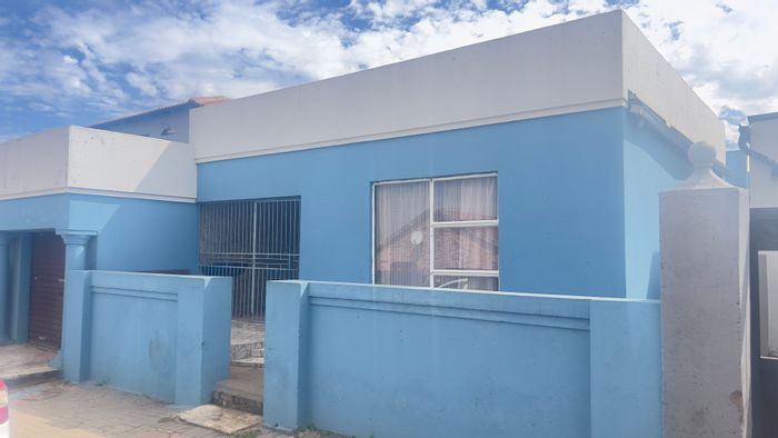 4-Bedroom House To Rent in Schoongezicht AH with private patio and parking.