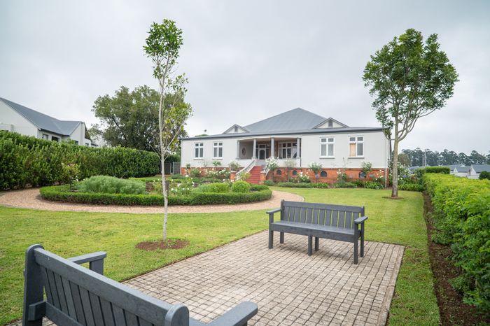 For Sale: Apartment in Emberton Estate with pool, tennis court, and security.