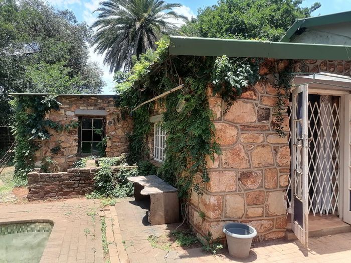 Historic Henley On Klip house for sale with pool, garden, and renovation potential.