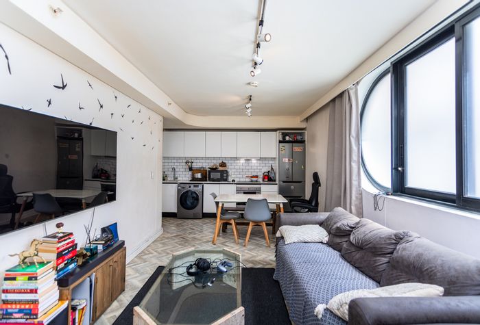 For Sale: 1-Bedroom Apartment in Cape Town City Centre with 24-hour security.