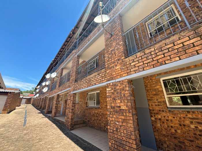 Robindale Apartment To Rent: 2 Beds, Pool, Braai Area, 24-Hour Security.