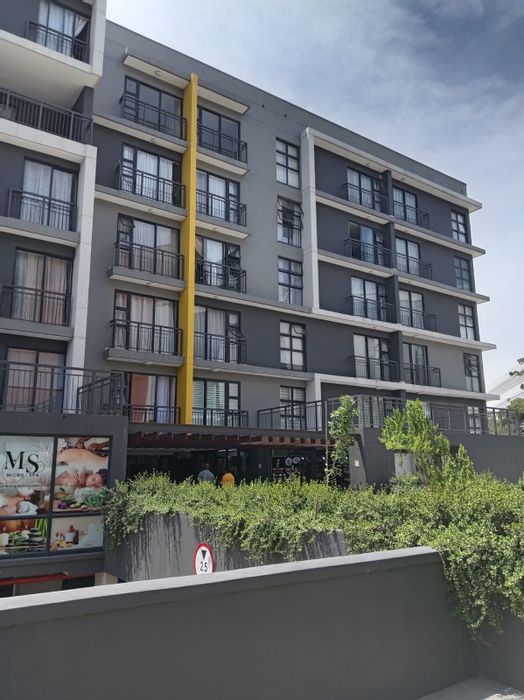 Umhlanga Ridge Apartment To Rent: Pool, secure living, ideal for professionals or couples.