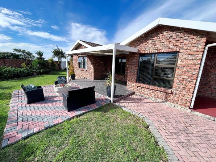 For Sale: 3-bedroom house in Bluewater Bay with garden, braai, and parking.