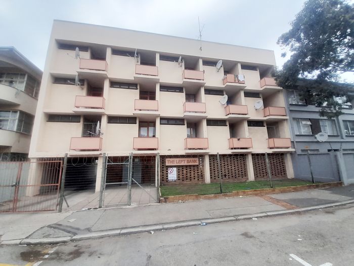 Gqeberha Central Apartment To Rent: Bachelor, balcony, parking, near amenities. R3600pm.